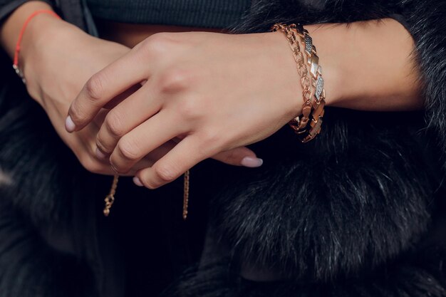 Primo piano Dettaglio di un braccialetto su un modello di mano femminile Immagine di un bellissimo braccialetto accessorio moda scintillante
