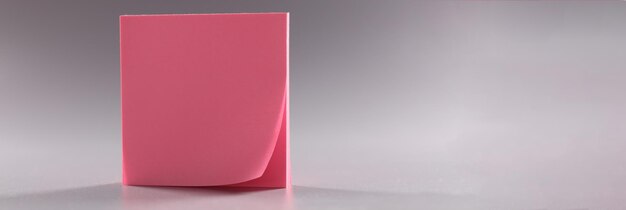 Primo piano di adesivi rosa su sfondo grigio