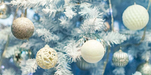 Primo piano di albero di Natale con ornamenti bianchi ancora in vita