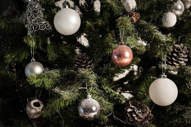 Primo piano di albero di natale decorato con palline