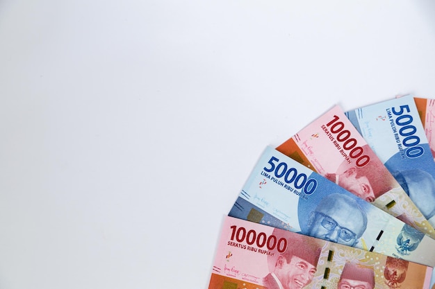 Primo piano di alcune valute di carta rupia indonesiana