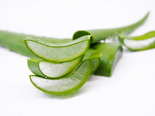 Primo piano di aloe vera affettato isolato su fondo bianco. Le piante verdi hanno bellezza e benefici medicinali