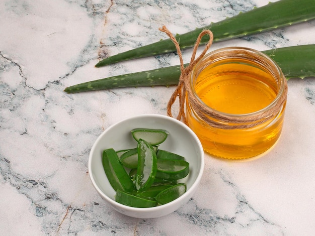 Primo piano di aloe vera e miele su sfondo di marmo chiaro