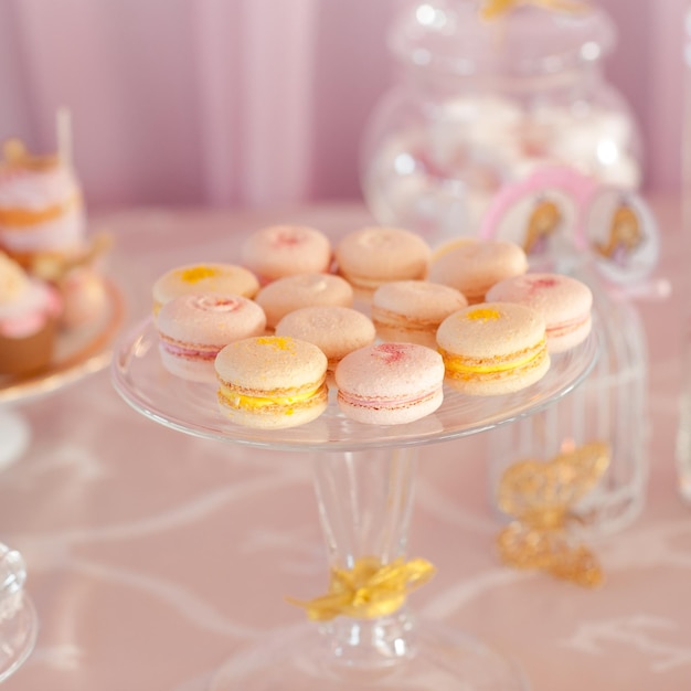 Primo piano di amaretti pastello. Giorno del matrimonio. Dolce decorazione. Festa di compleanno.