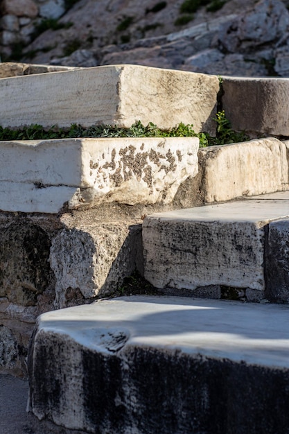 Primo piano di antichi gradini in pietra nell'acropoli di Atene