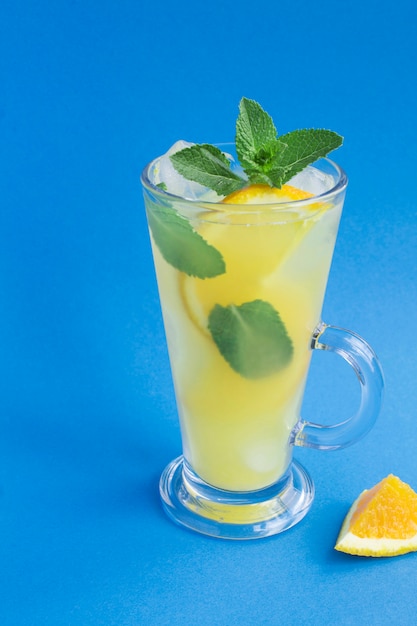 Primo piano di aranciata o limonata con menta e ghiaccio