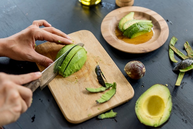 Primo piano di avocado fresco sul tagliere di legno