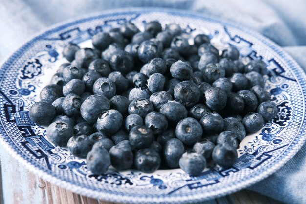 Primo piano di bacche blu fresche con gocce d'acqua