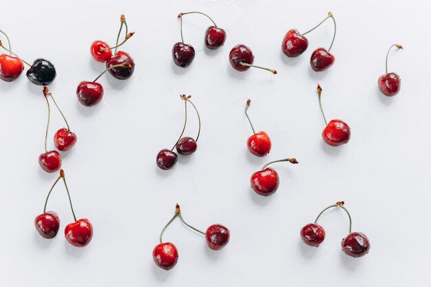 Primo piano di bacche di ciliegie fresche con gocce d'acqua