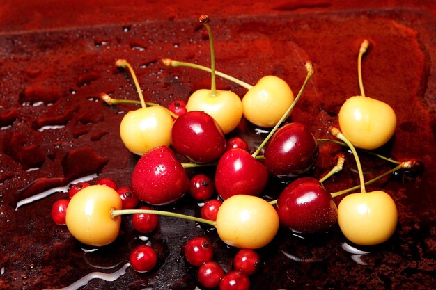 Primo piano di bacche dolci con gocce d'acqua su sfondo scuro Concetto di cibo sano