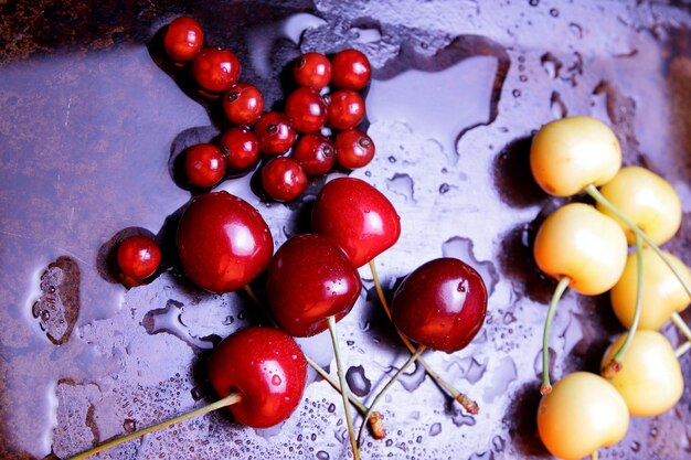 Primo piano di bacche dolci con gocce d'acqua su sfondo scuro Concetto di cibo sano