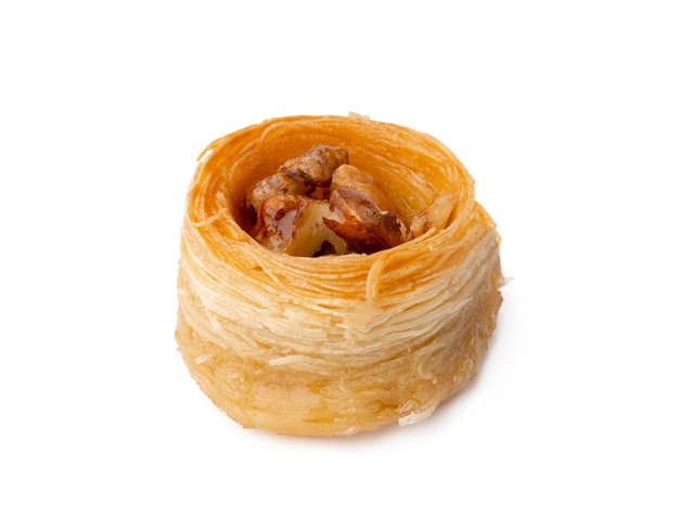 Primo piano di baklava da dessert turco isolato su bianco