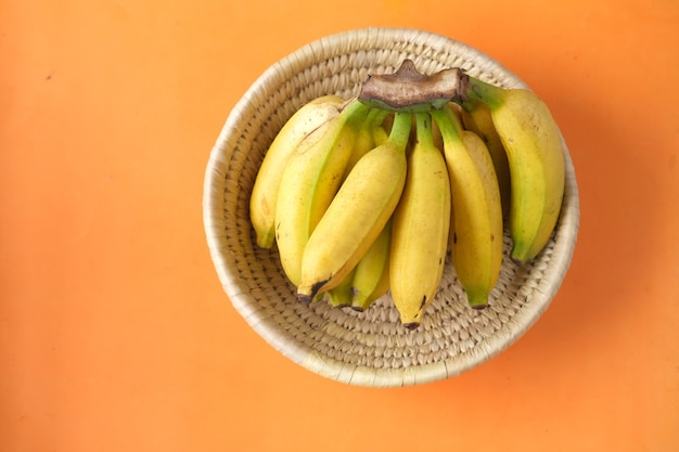 Primo piano di banana fresca in una ciotola sul tavolo