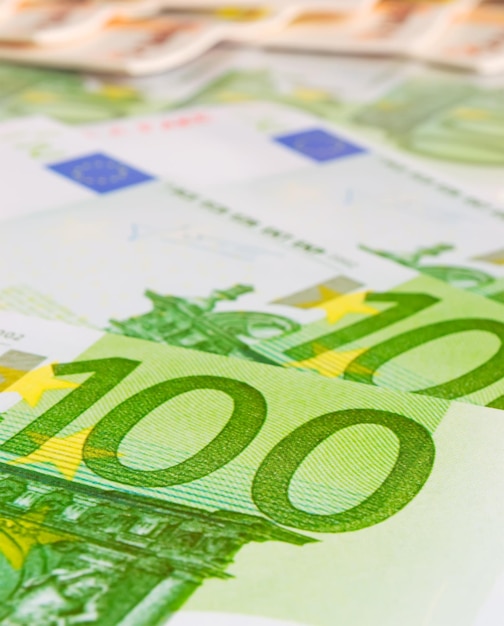 Primo piano di banconote da cento euro