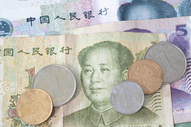 Primo piano di banconote e monete cinesi Yuan cinese CNY RenMinBi RMBPeoples Repubblica cinese denaro su sfondo concetto di finanza