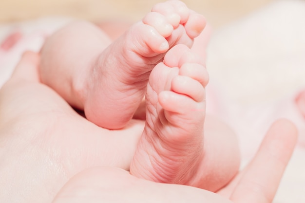 Primo piano di bei piedi del bambino