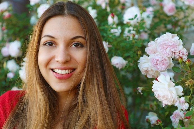 Primo piano di bella donna naturale tra i fiori