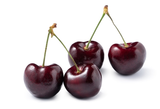 Primo piano di bella e deliziosa frutta ciliegia isolata su sfondo bianco da tavola, percorso di ritaglio tagliato.