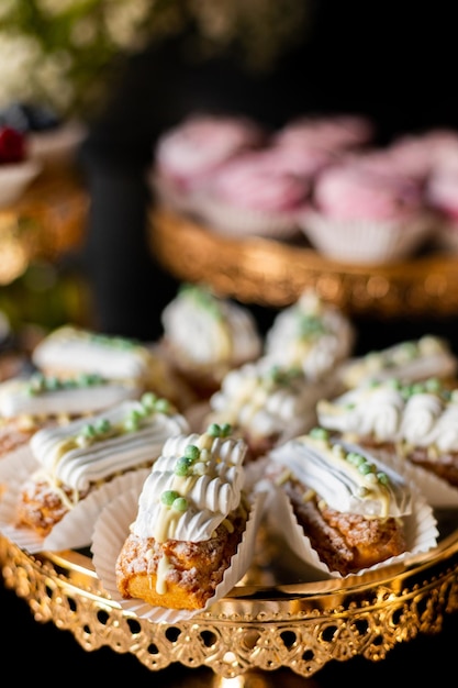 Primo piano di bignè al pistacchio su un piatto d'oro a un matrimonio