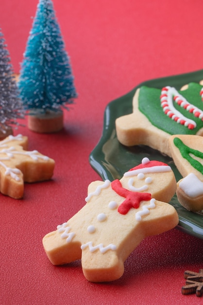 Primo piano di biscotti di zucchero decorati di Natale in un piatto.