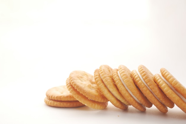 Primo piano di biscotti dolci isolati su bianco