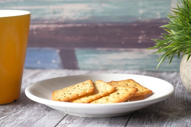 Primo piano di biscotti dolci sulla tavola di legno