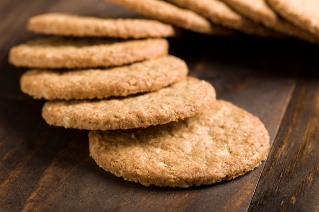 Primo piano di biscotti ipocalorici su fondo rustico