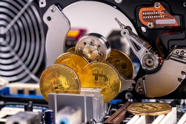 Primo piano di bitcoin d'oro sulla tecnologia di sfondo dei componenti del computer e sul concetto di valuta digitale