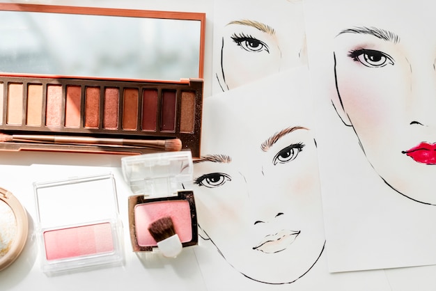 Primo piano di blushers e ombretto su classifiche