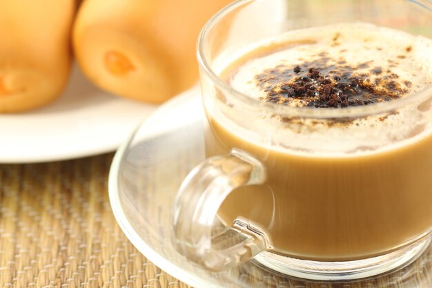 Primo piano di caffè con snack da vicino