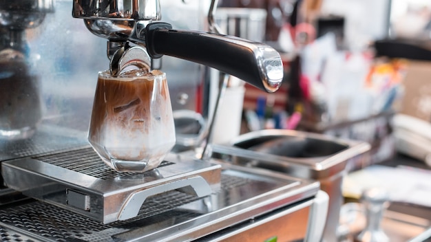 Primo piano di caffè ghiacciato servito sul tavolo nero al bar