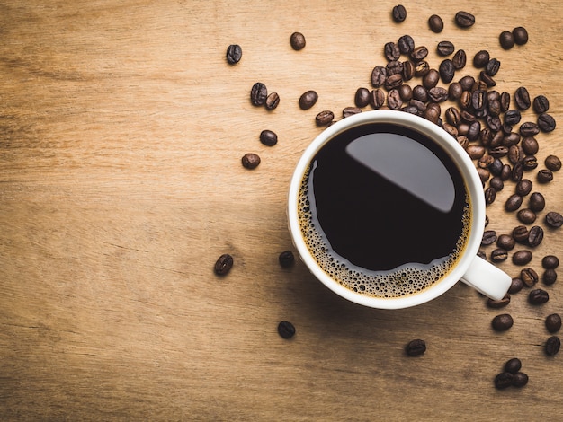 Primo piano di caffè nero in tazza bianca