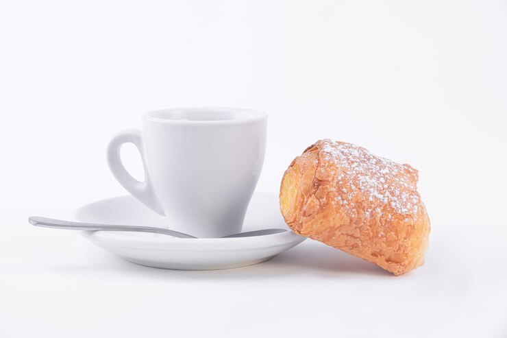 Foto primo piano di caffè servito sul tavolo