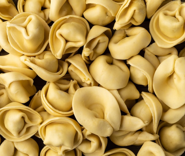 Primo piano di cappelletti o tortellini di pasta italiana cruda