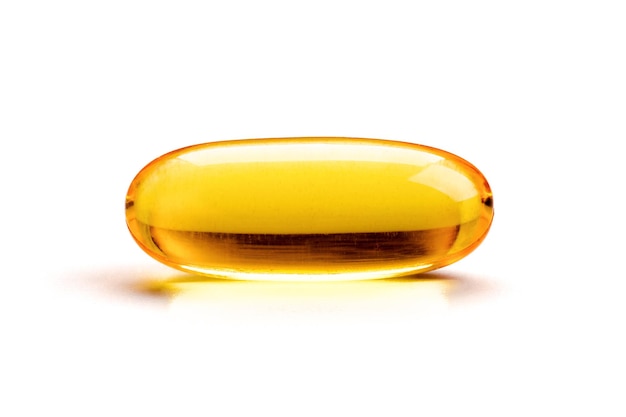 Primo piano di capsule Omega 3 su sfondo bianco Concetto di assistenza sanitaria
