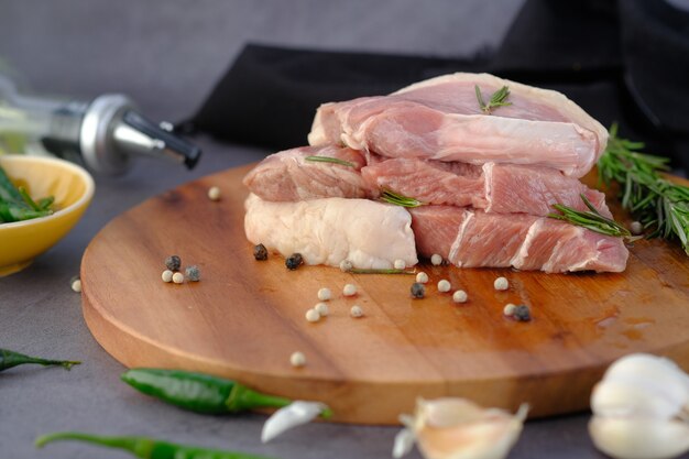 Primo piano di carne cruda sul tagliere su un tagliere