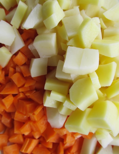 Primo piano di carote e patate. Verdure crude colorate.
