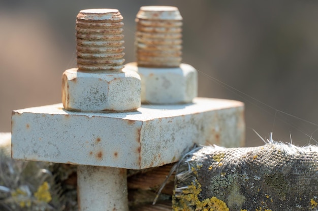 Primo piano di cavi e funi del ponte sospeso Riparazione del vecchio ponte sul fiume Cavi di ferro arrugginiti collegati da una staffa e da un bullone spesso