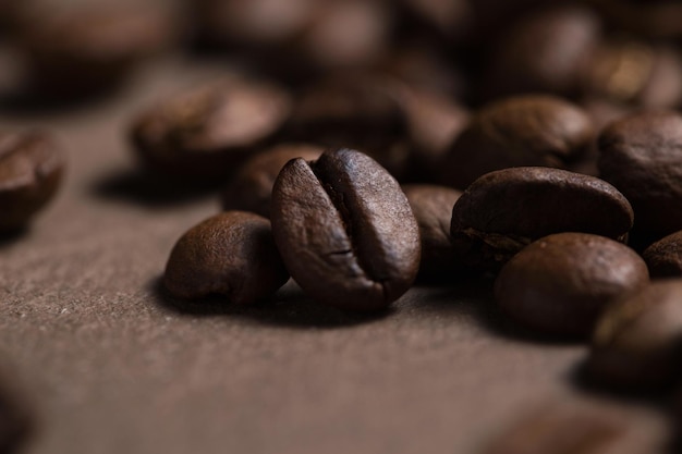 Primo piano di chicchi di caffè Fotografia macro di caffè su sfondo marrone Arabica