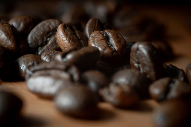 Primo Piano Di Chicchi Di Caffè Su Sfondo Scuro