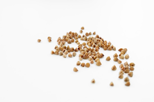 Primo piano di chicchi di grano saraceno isolati su sfondo bianco Vista dall'alto