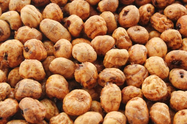 Primo piano di chufa, tigernut, terra di mandorle che si preparano per i tradizionali gustosi piatti freddi fatti in casa