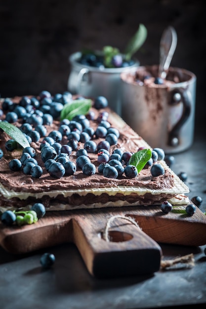 Primo piano di cialde di cioccolato e ingredienti freschi