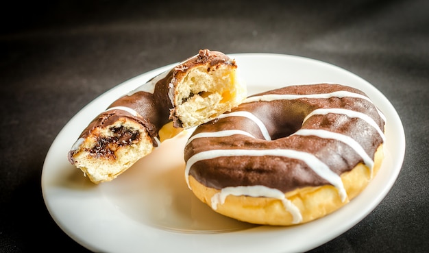 Primo piano di ciambelle al cioccolato su un piatto