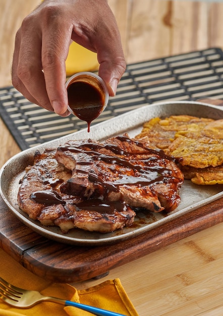 Primo piano di cibo delizioso con salsa su un tavolo di legno