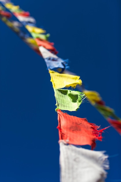 Primo piano di colorate bandiere di preghiera buddista tibetana che sventolano nel