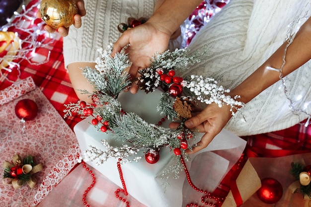 Primo piano di confezioni regalo di Natale fai da te