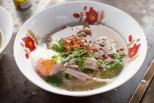 Primo piano di cottura tagliatelle vietnamita con zuppa contenente vermicelli di riso.