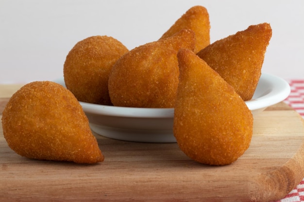 Primo piano di coxinha di pollo, spuntino tipico brasiliano.