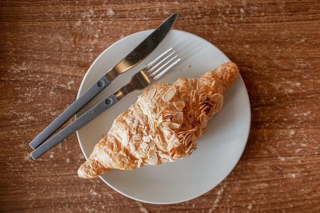 Primo piano di croissant fatti in casa serviti sul piatto